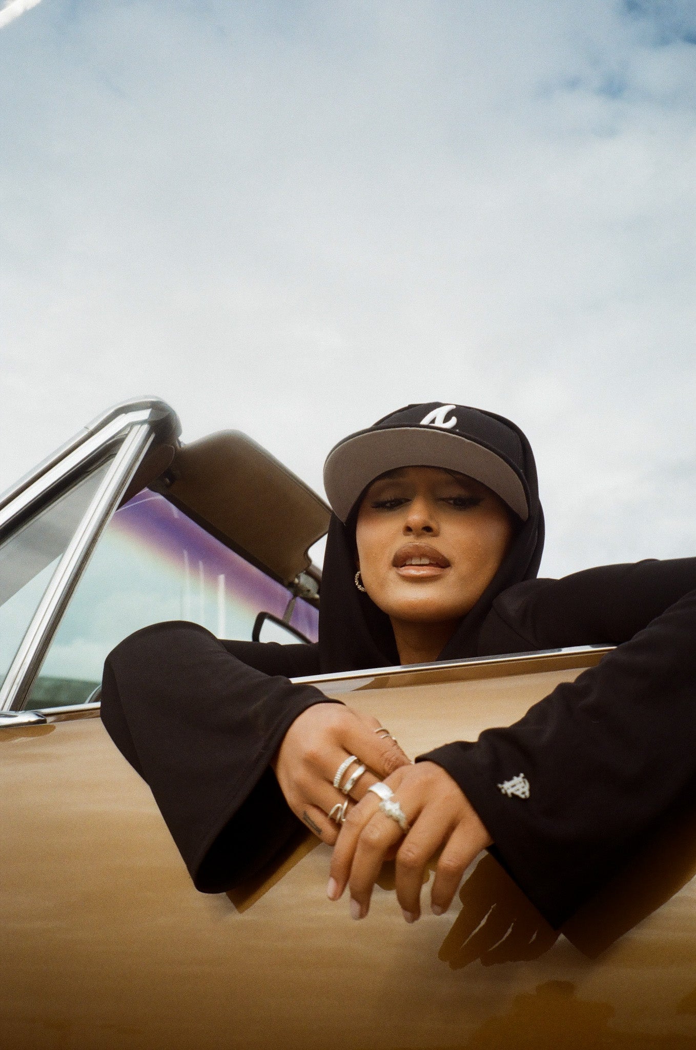 FLARE SLEEVE HOOD | JET-BLACK .